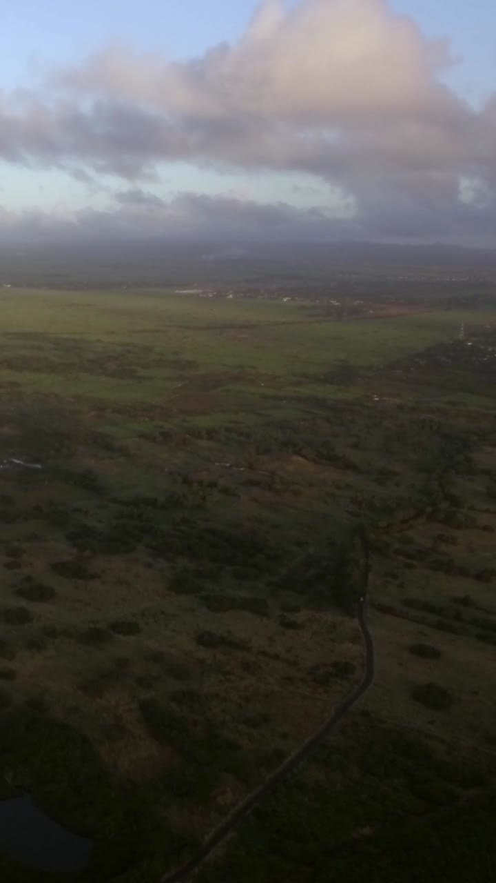 Vista aerea di una città costiera e paesaggio verde con montagne