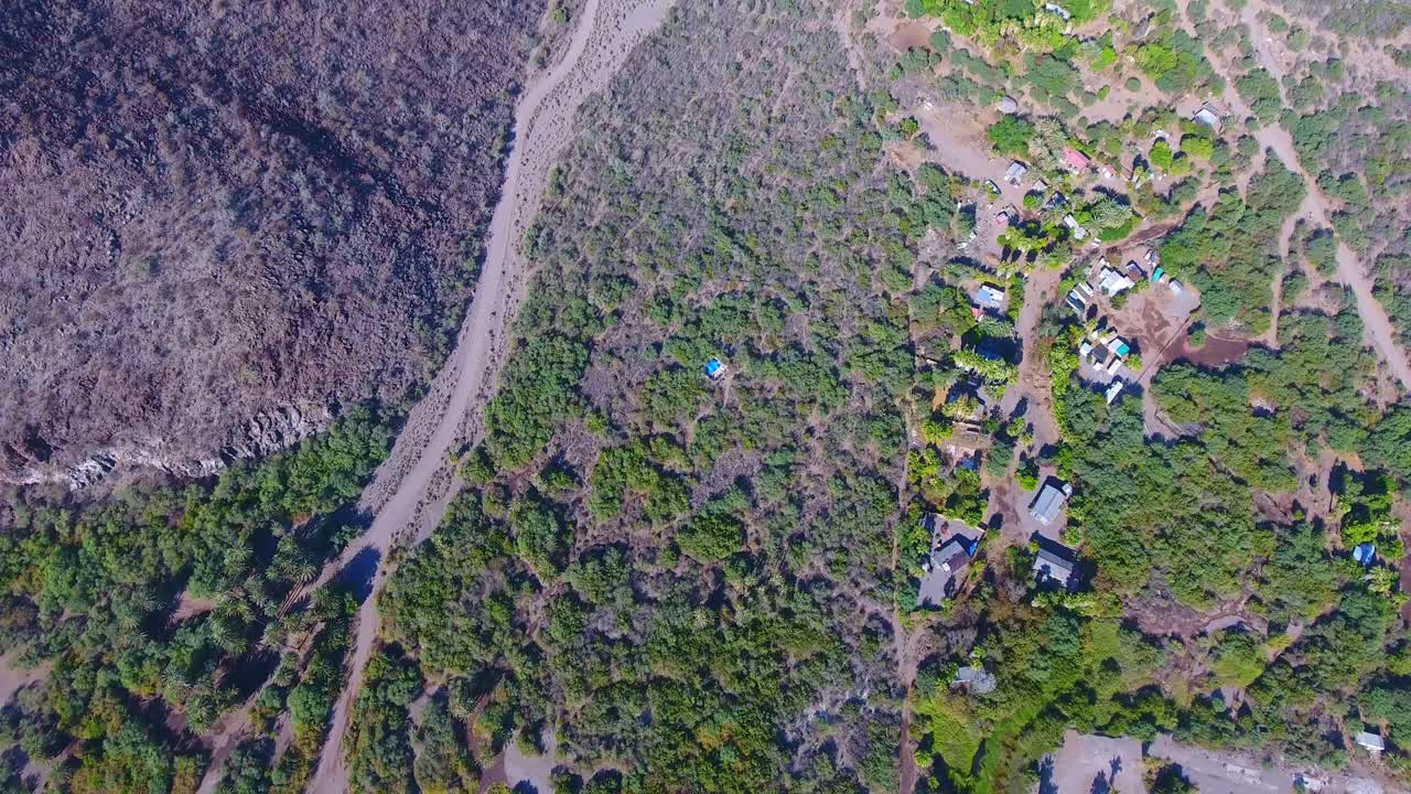 rollo revelar a valle y paisaje montañoso desértico detallado