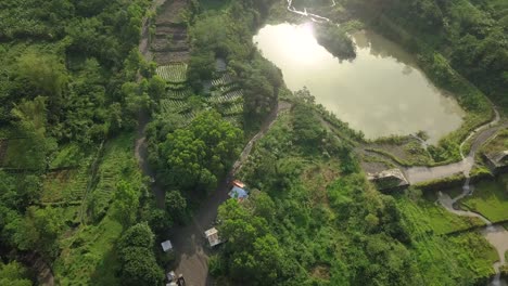 Toma-Aérea-De-Arriba-Hacia-Abajo-Del-Lago-Natural-Después-Del-Trabajo-De-Extracción-De-Arena-En-El-área-Escénica-De-Indonesia