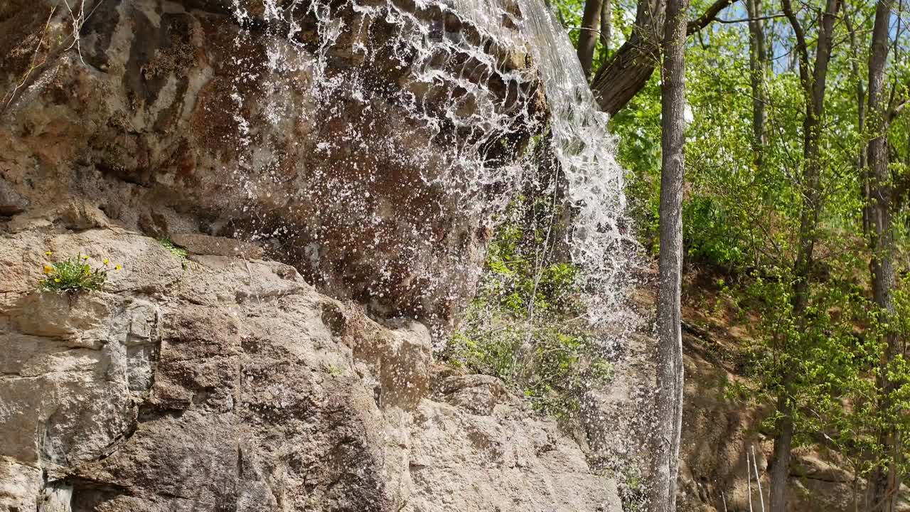 숲 속의 절벽에서 아름다운 폭포: 숲 속에 있는 돌들 사이에서 흐르는 하천, 흐르는 물의 4k 비디오