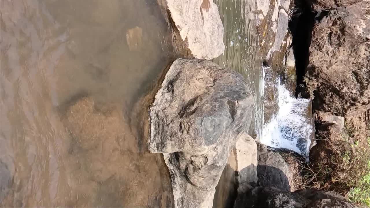 Slow motion dell'acqua del fiume Curug Cikondang.