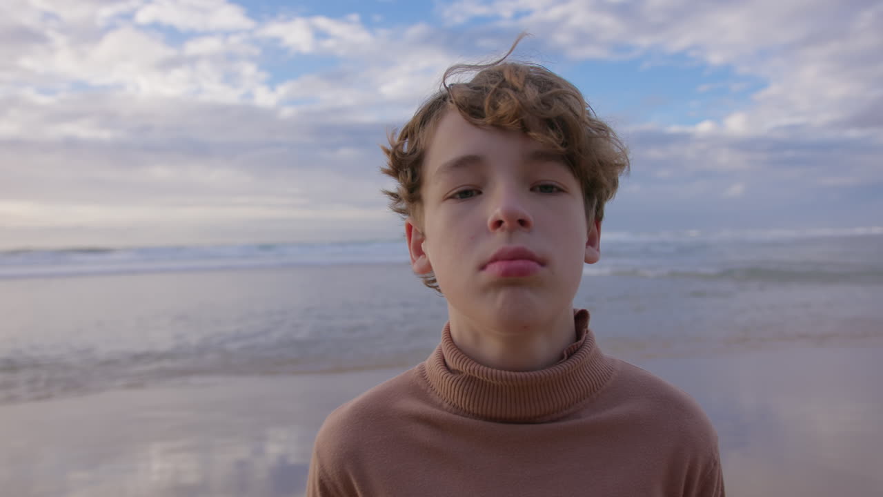retrato de un niño pensativo en la playa