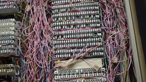 dentro de una cabina telefónica pabx que tiene una serie de cables de conexión en muchos colores en el sistema analógico.