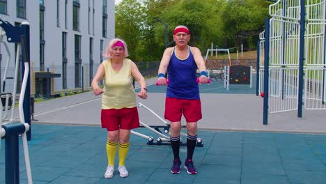 hombre anciano mujer haciendo entrenamiento activo estirando los músculos agachándose ejercicio de fitness en el patio de recreo