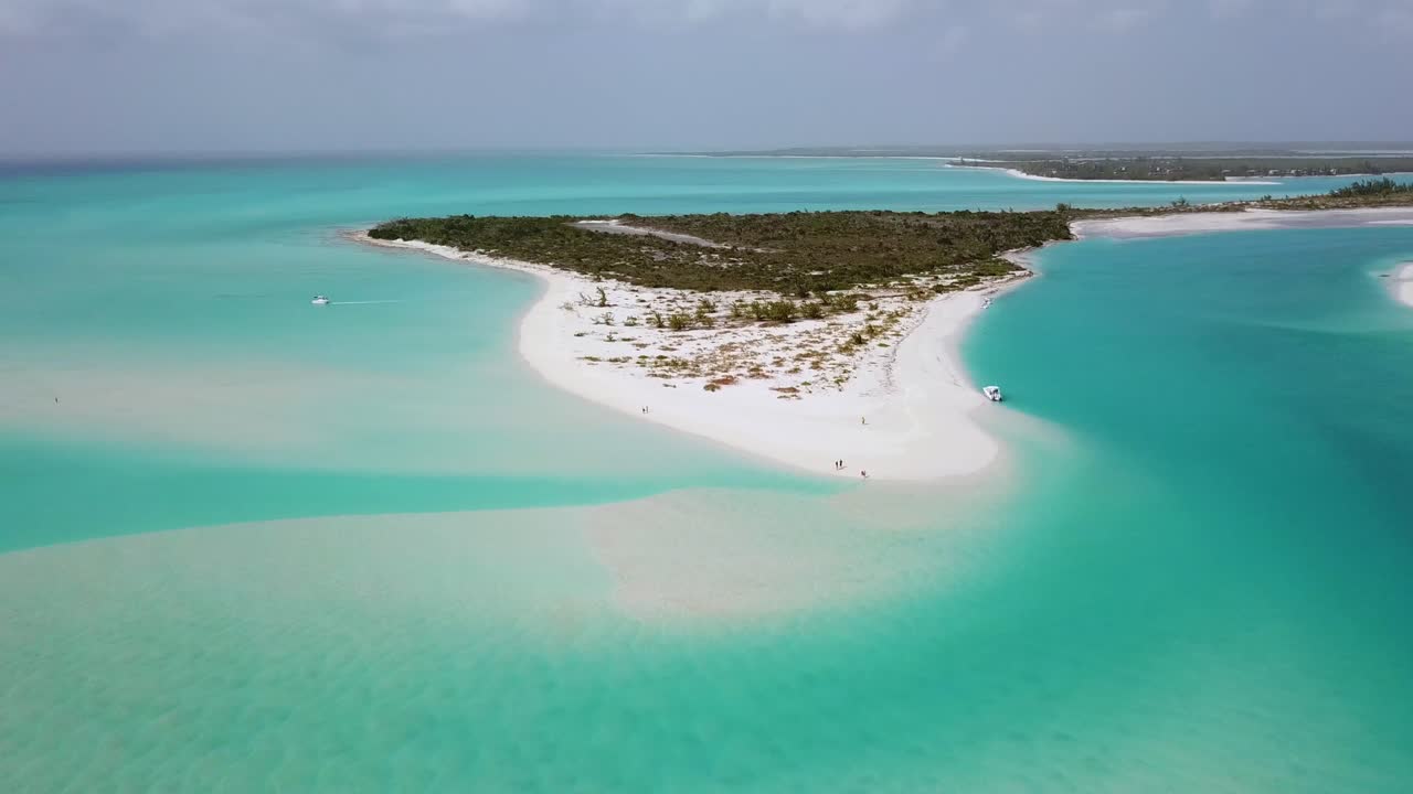 playa de arena blanca en una isla de providenciales en el archipiélago de las islas turcas y caicos