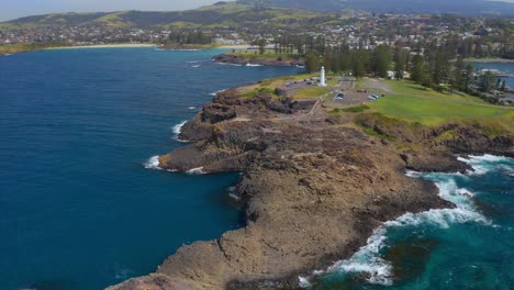 Kiama-Blowhole---Kiama-Leuchtturm-Auf-Einer-Felsenhalbinsel-In-New-South-Wales,-Australien