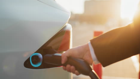 cargar un vehículo eléctrico en la ciudad