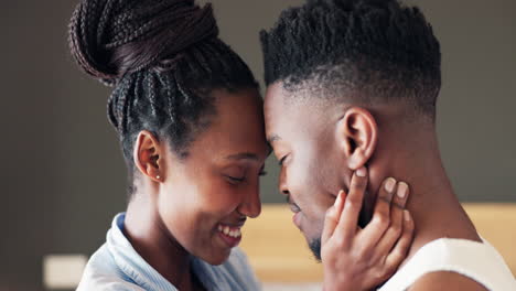 Cara,-Cuidado-Y-Pareja-Africana-En-El-Dormitorio-Juntos