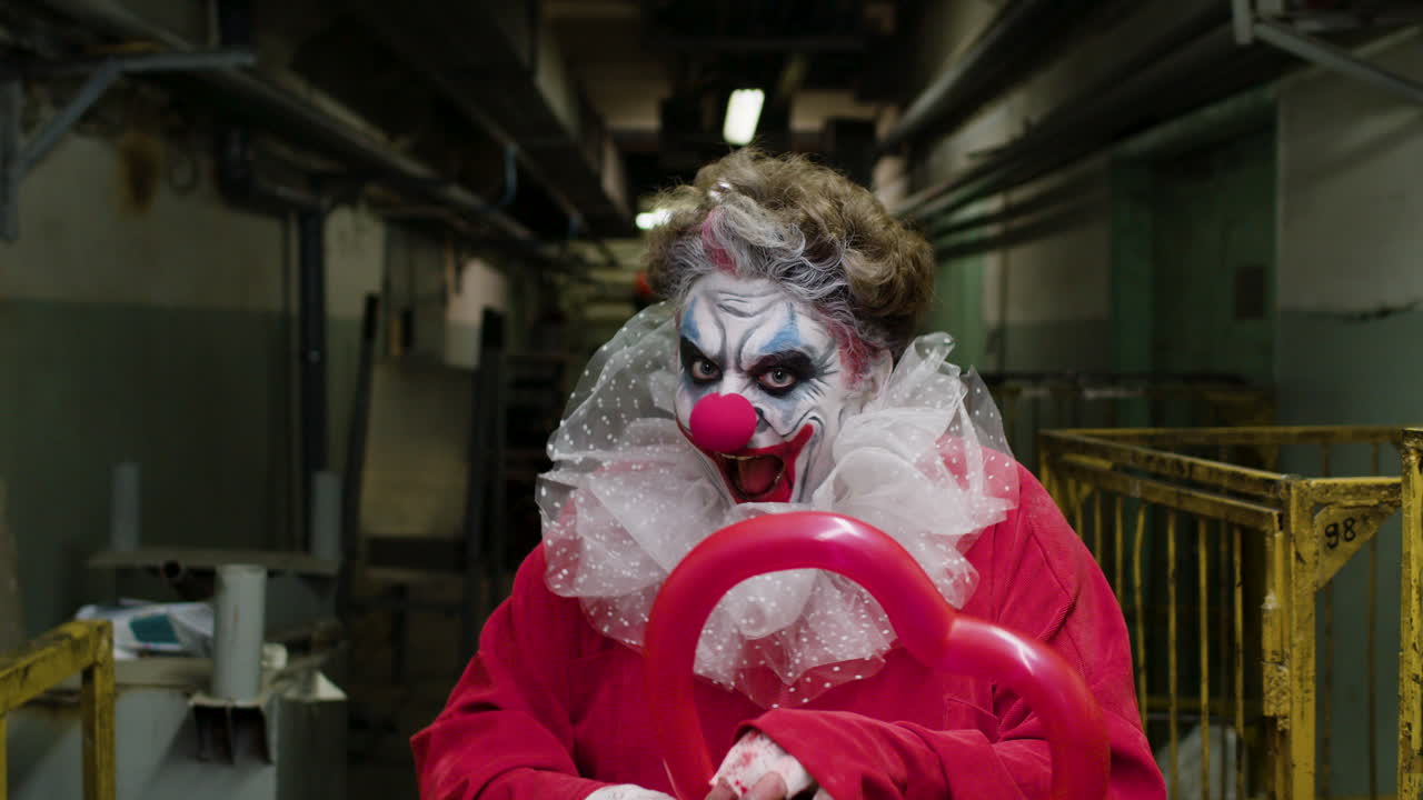 무서운 조롱거리가 키스를 보내고 있어