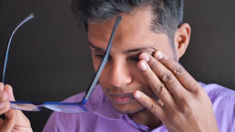 primer plano de un hombre molesto que sufre de un fuerte dolor en los ojos