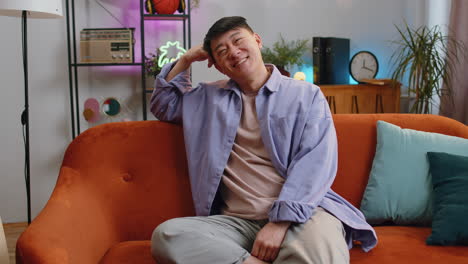 행복한 평온한 사람, 웃는 사람, 친절한 사람, 기쁜 표정, 만족감을 느끼는 사람, 개념, 좋은 소식, 축하하는 사람, 승리하는 사람.