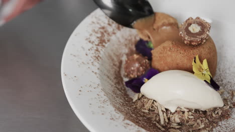 cocinero caucásico decorando el postre en la cocina, cámara lenta