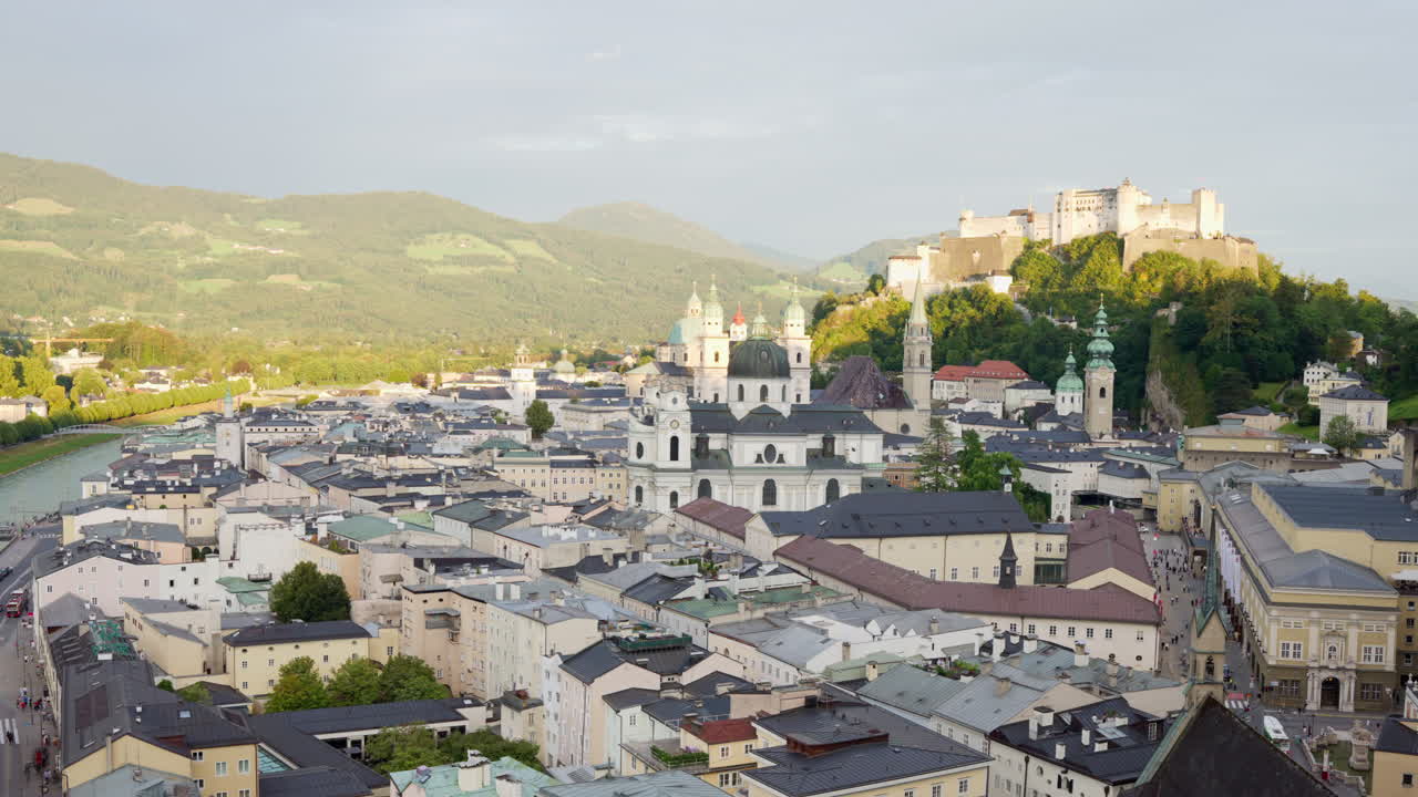 panorama de la histórica ciudad de salzburgo con la fortaleza de hohensalzburg, austria