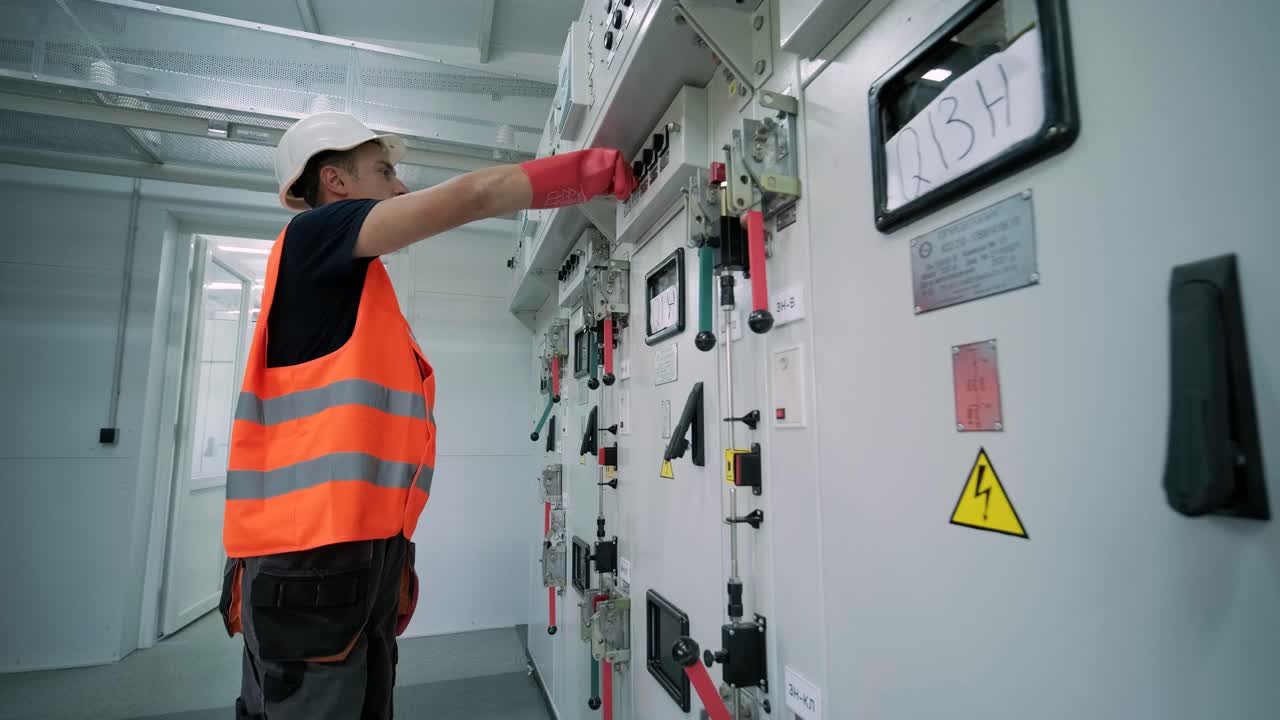 전기 엔지니어는 주요 전력 분배 시스템 방에서 유지보수를 위해 부하 센터 캐비 또는 소비자 유 앞에 전기 전류 전압과 과부하를 확인합니다.