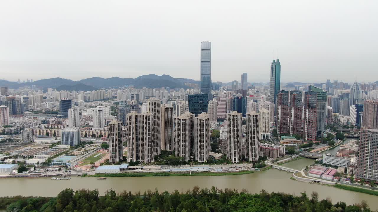 vista aérea sobre el paisaje urbano de shenzhen con un desarrollo urbano masivo y rascacielos