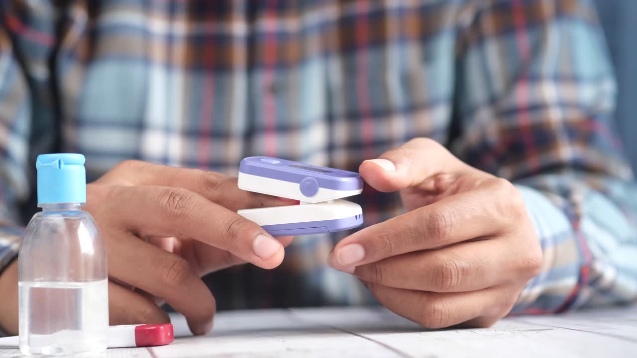 con un oxímetro de pulso para medir la saturación de oxígeno