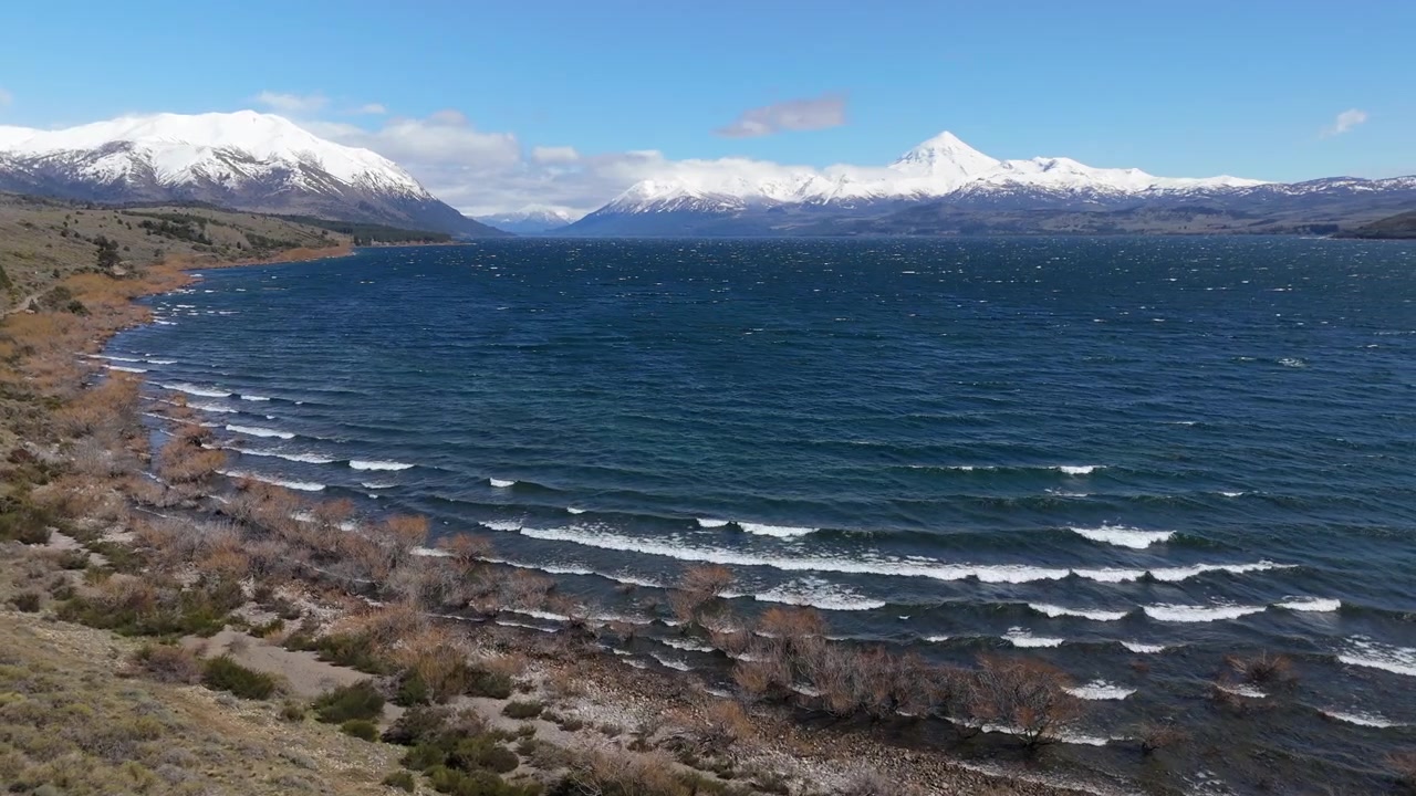 Bredt panorama af Huechulafquen-søen med udsigt til den sneklædte Lanín-vulkan i nationalpark. Patagonien, Argentina.
