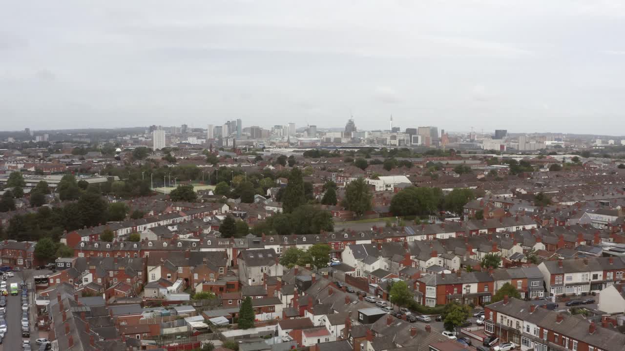영국 버밍엄의 주택 단지 위로 날아가는 드론 샷 01
