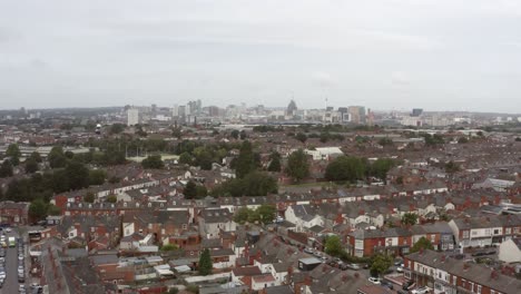 disparo de un dron sobrevolando una urbanización en birmingham, inglaterra 01