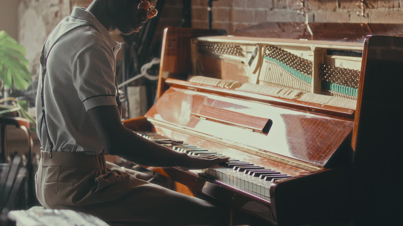 un hombre tocando el piano