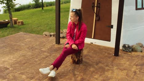 niña sentada al lado de un castillo