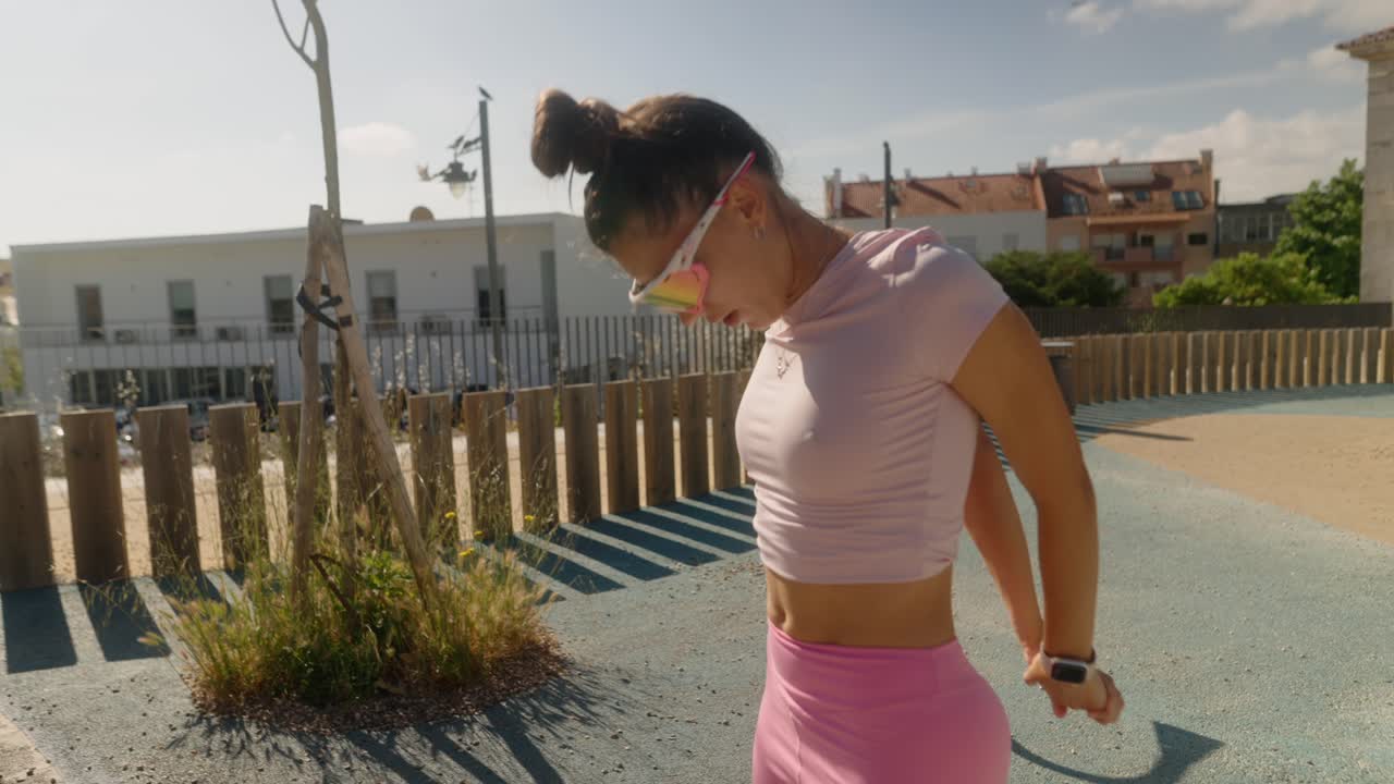 mujer haciendo ejercicio en un parque