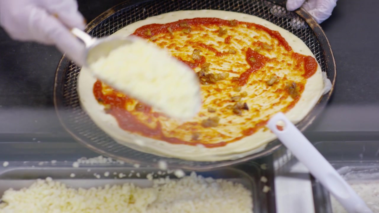 Preparazione della pizza in cucina al ristorante per pranzo con il pres