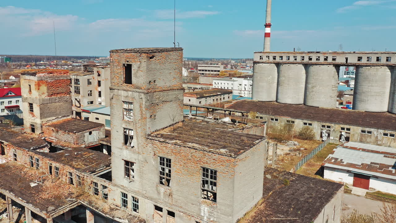 Průmyslové budovy v opuštěné továrně. Starý zchátralý opuštěný exteriér betonárny, letecký pohled.