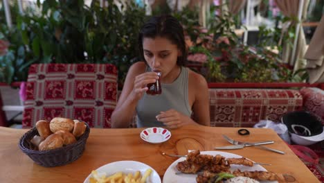 mujer disfrutando de comida turca en un café
