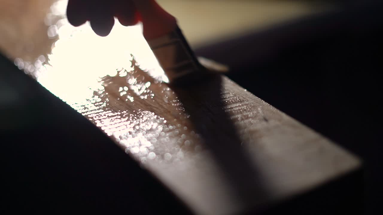 백색 오크의 단단한 나무에 에포크시로 코팅