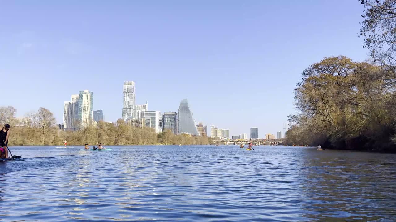오스틴 스카이라인과 노를 젓는 사람들
