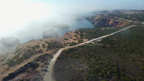 Sobrevuelo-De-Nubes-De-Niebla-Hacia-La-Pintoresca-Costa-Rocosa-En-El-Sureste-De-Portugal