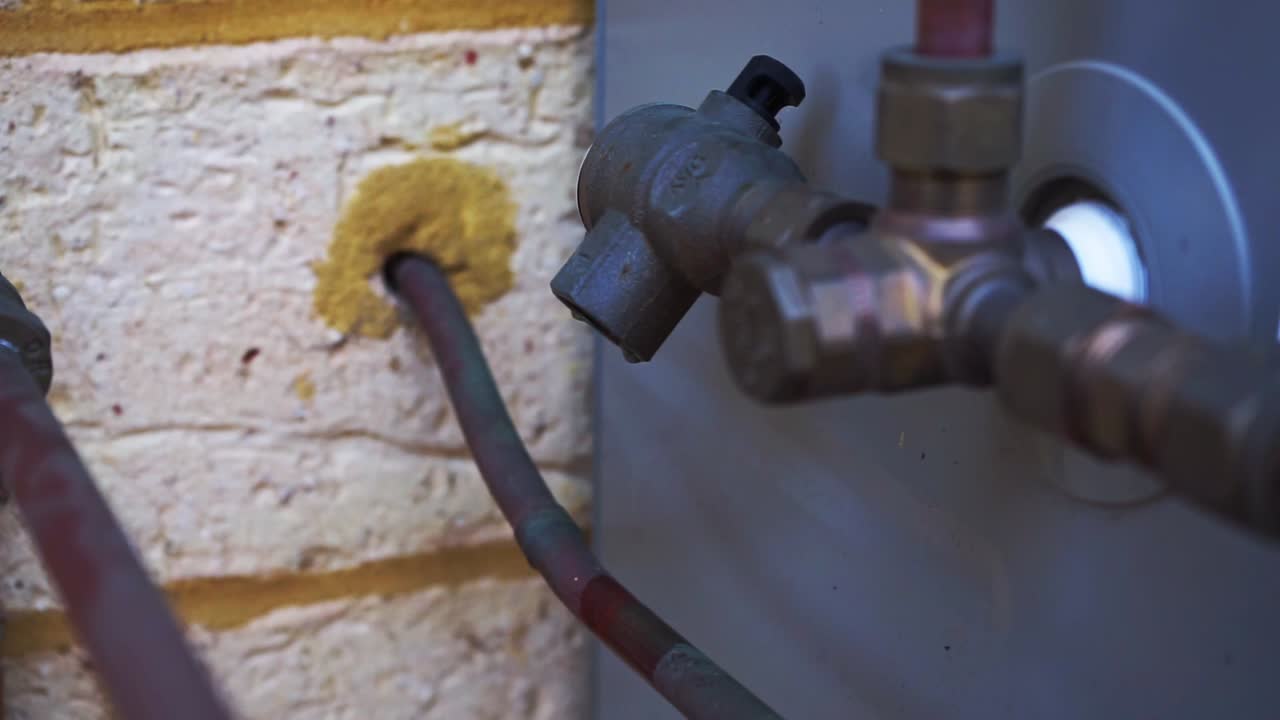 goteo de agua de una instalación defectuosa montada en el costado de la casa