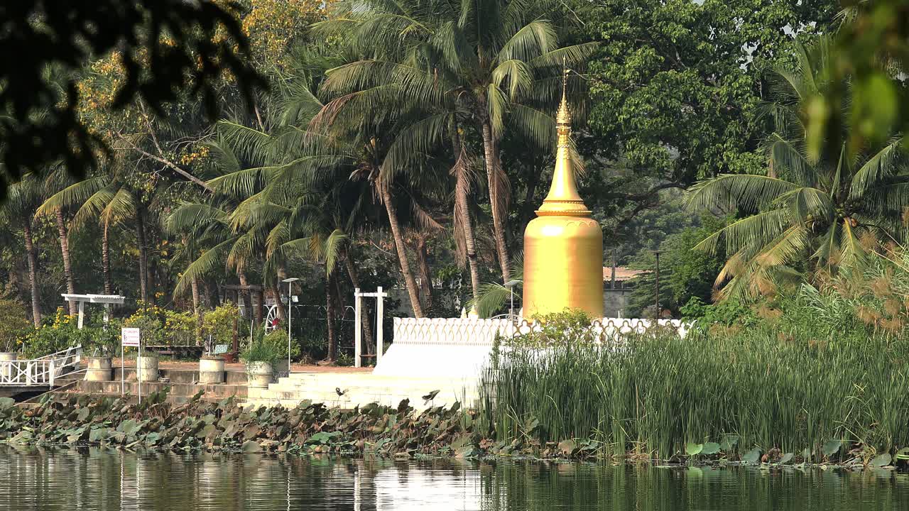 Stupa religioso e statua di Buddha sulle rive del fiume Kwai a Kanchanaburi, Thailandia
