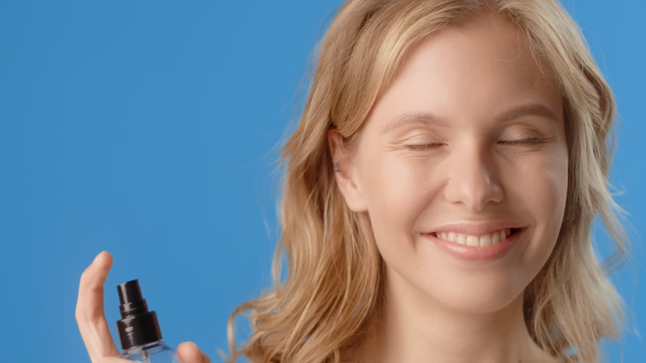 얼굴 에 안개 를 붙이는 여자