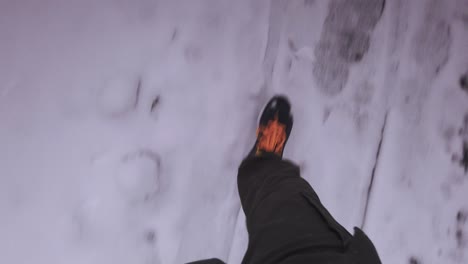 caminar pov mirando hacia abajo a los pies siguiendo huellas nevadas en un tranquilo sendero del bosque