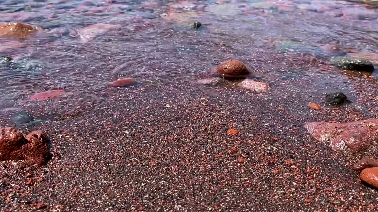 La famosa Spiaggia Rossa a Santorini, Grecia in una giornata di sole