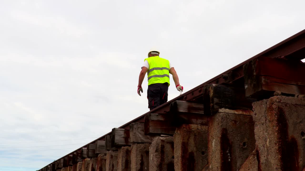 비가 오는 날 철도 노동자