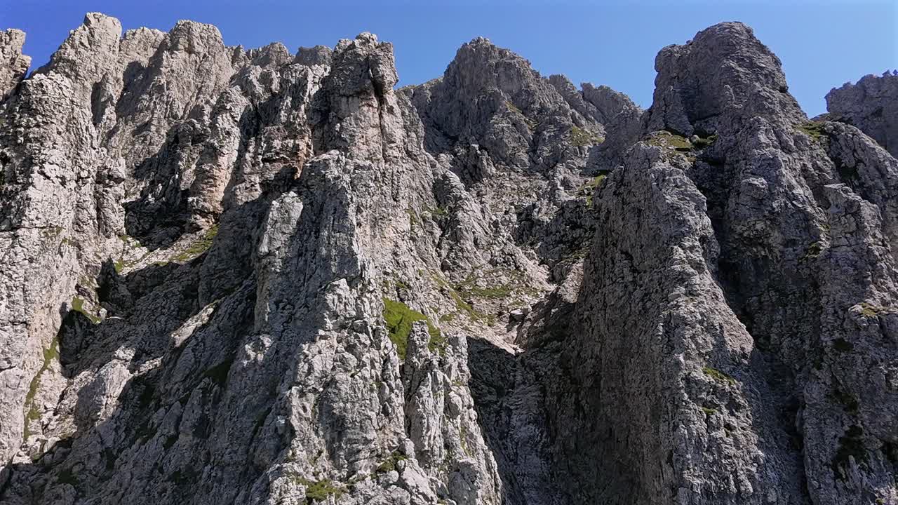 Parete rocciosa, montagna, stagione estiva, Grignetta, Alpi, Italia, drone aereo in ascesa.