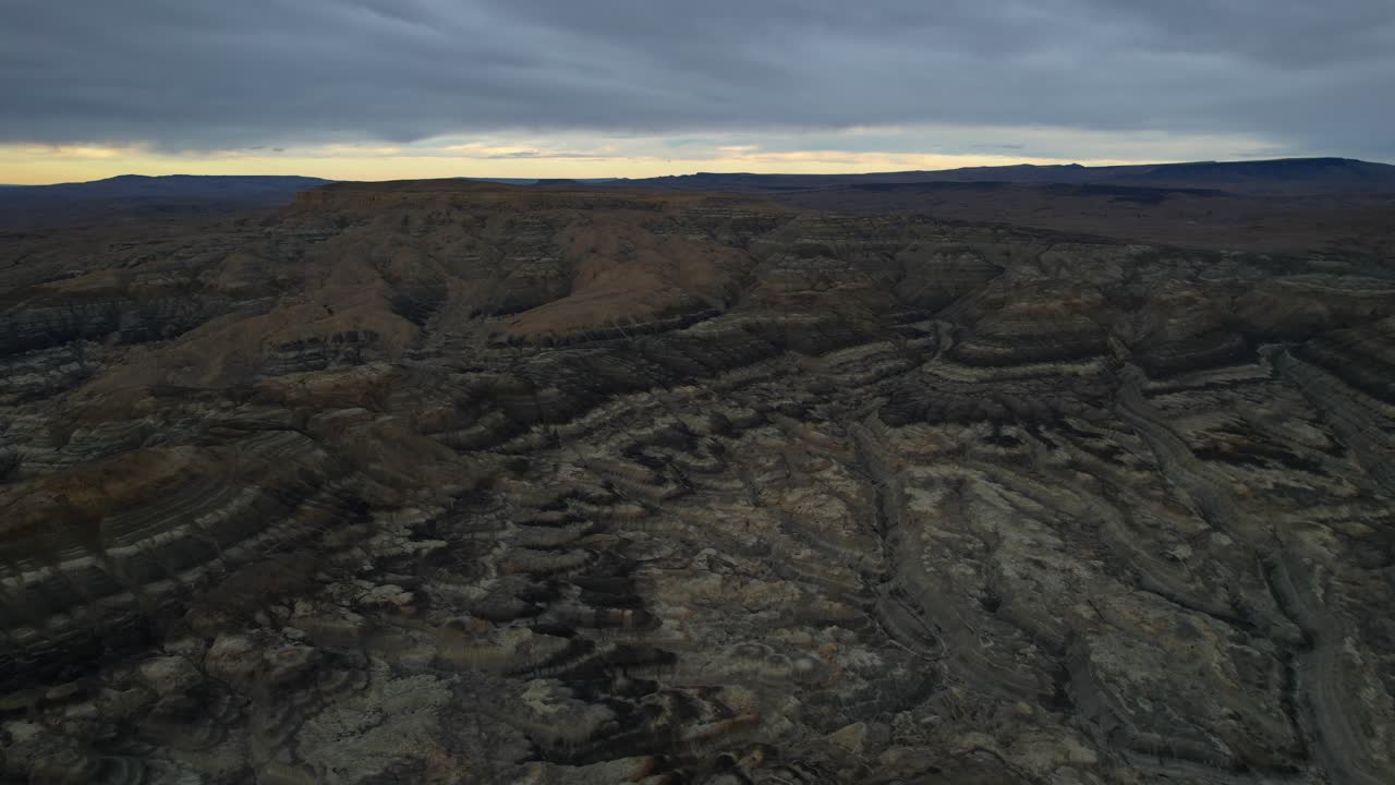 Passaggio aereo sulle Badlands della Patagonia con creste di valli erose.