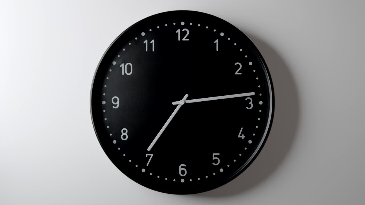 reloj negro en el lapso de tiempo todo el día en la pared blanca