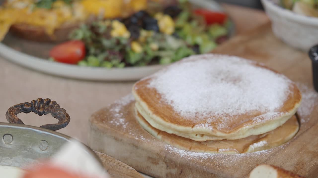 deliciosas panqueques apiladas con azúcar en polvo