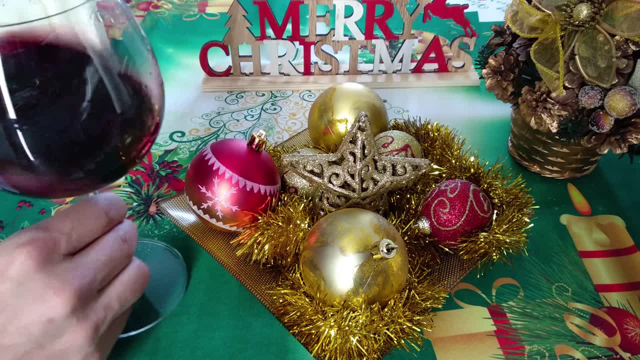 와인 한 잔과 함께 크리스마스 정신