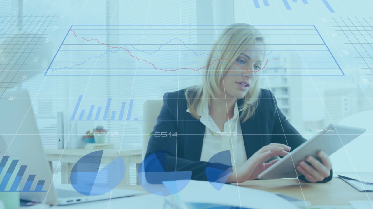 Animasjon av statistisk databehandling over kaukasisk forretningskvinne som bruker digitalt nettbrett på kontoret.