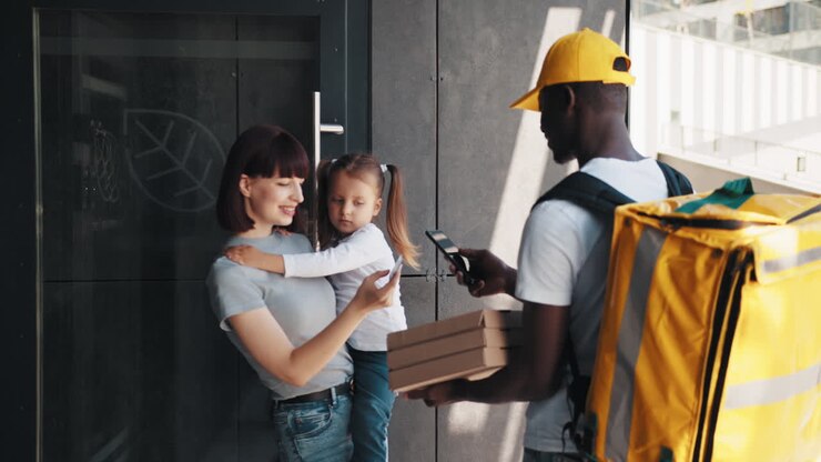 Consegna pizza a casa di un cliente con un bambino