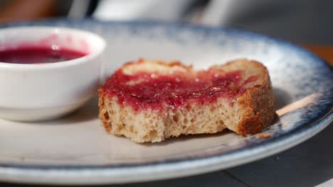 una rebanada de pan con mermelada