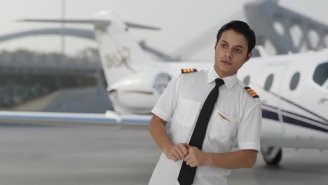 piloto indio haciendo inspección antes del vuelo