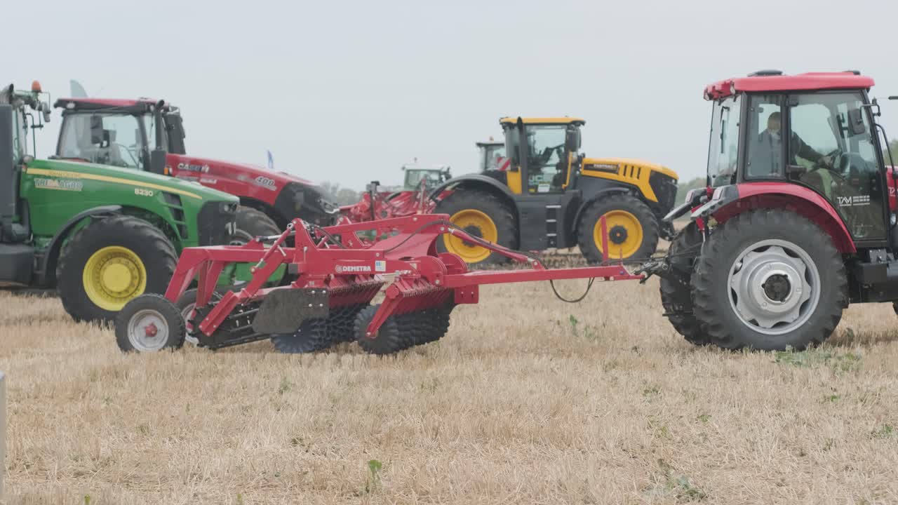 전시회에서 농업 기계의 시연. 트랙터는 현장에서 작동하여 그들의 능력과 성능을 전시합니다.