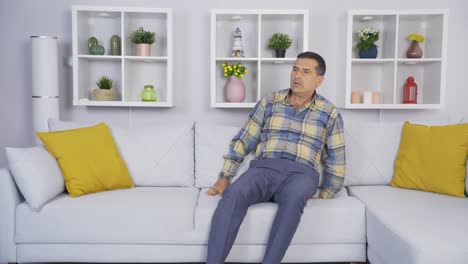 un anciano con miedo de estar solo en casa.