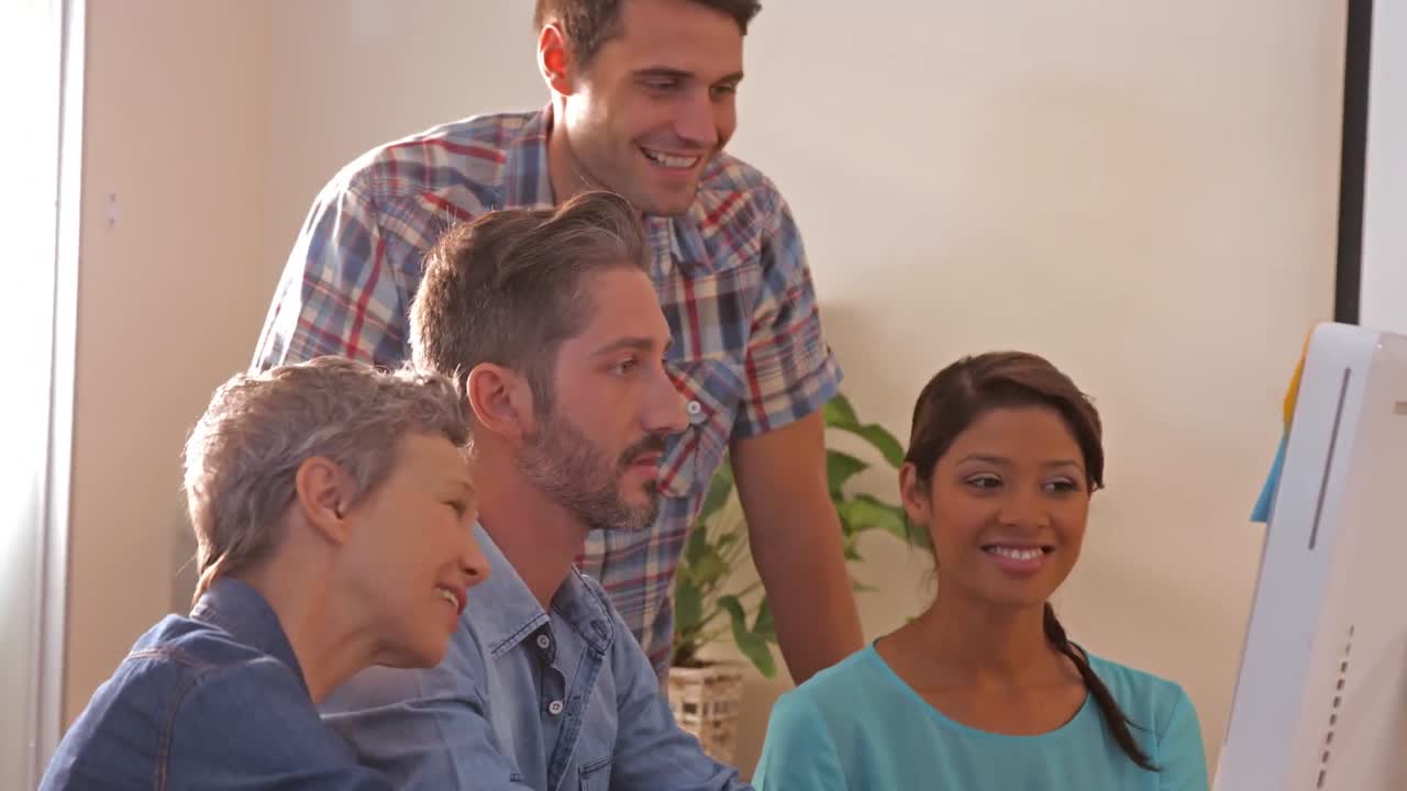 equipo de negocios creativos mirando a la computadora